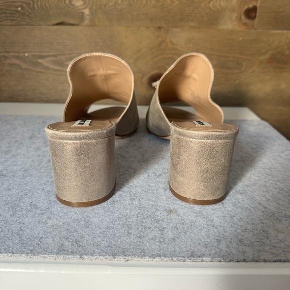 Karl Lagerfeld Women's Gold Metallic Tassel Mules - Picture 3 of 6